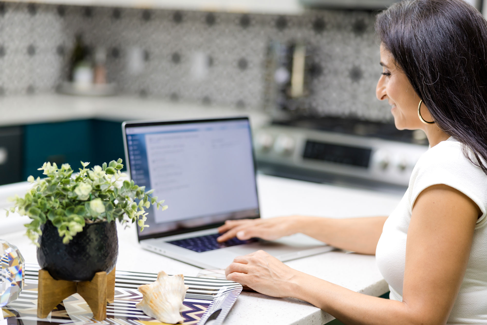 17hats member using the 17hats platform on her computer